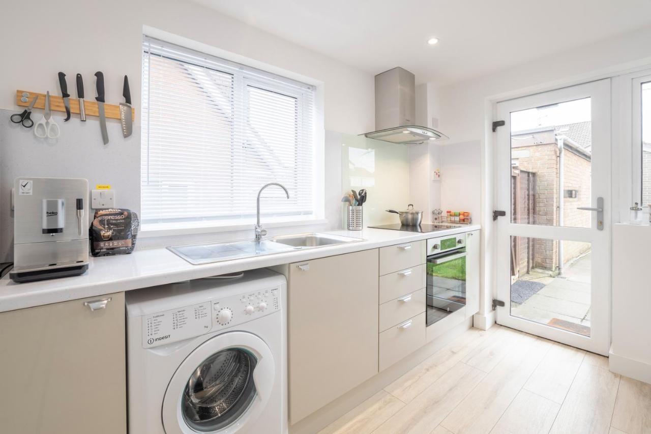Elegant Home Mod Kitchen, Fast Wi-Fi, Free Parking Carrickfergus Exterior photo
